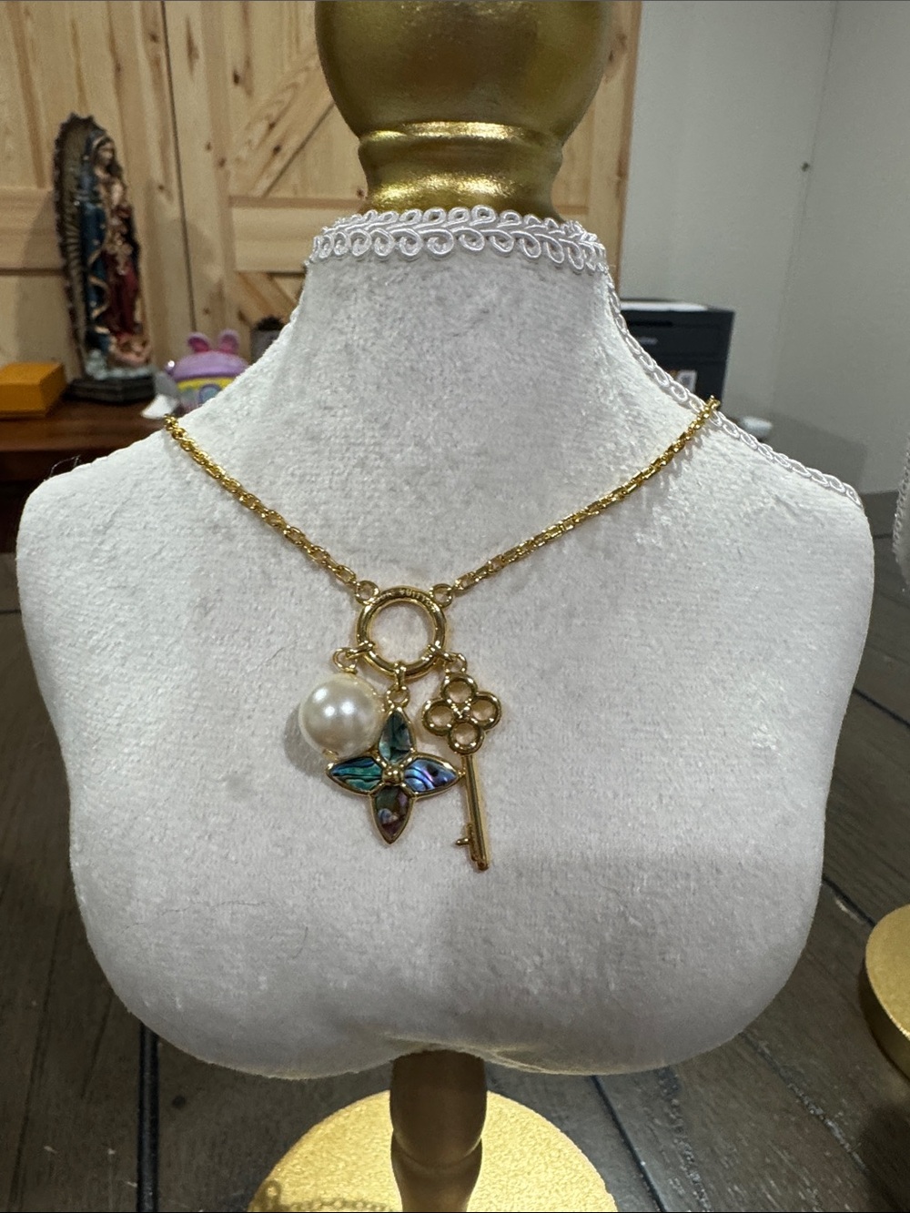 Source Unknown Gold-Tone Necklace with Pearl and Blue-Green Abalone Flower Charm